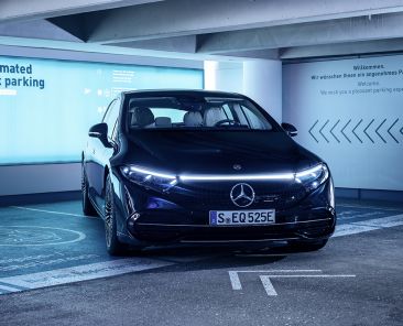 Mercedes-Benz erhÃ¤lt fÃ¼r das gemeinsam mit seinem Technologiepartner Bosch entwickelte â€žAutomated Valet Parkingâ€œ die Freigabe der BehÃ¶rden fÃ¼r den Serienbetrieb. Die weltweit erste vollautomatisierte und fahrerlose Parkfunktion (SAE Level 4) wird fÃ¼r bestimmte Varianten der S-Klasse und des EQS mit der entsprechenden VorrÃ¼stung â€žINTELLIGENT PARK PILOTâ€œ verfÃ¼gbar sein und in Deutschland zunÃ¤chst im Parkhaus P6 am Airport Stuttgart starten. Mercedes-Benz has received official approval for commercial use in Germany for the â€œautomated valet parkingâ€ service, which has been developed together with the technology partner Bosch. The worldâ€™s first highly automated driverless parking function (SAE Level 4) will be available in Germany for certain S-Class and EQS variants featuring the INTELLIGENT PARK PILOT and will debut in the parking garage P6 at the Airport Stuttgart.