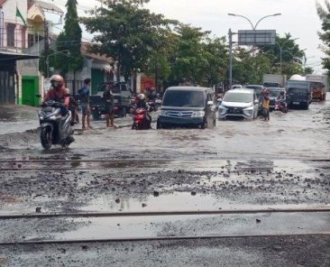 Banyak-pengendara-motor-nekat-menerjang-genangan-banjir-di-Jalan-Muktiharjo